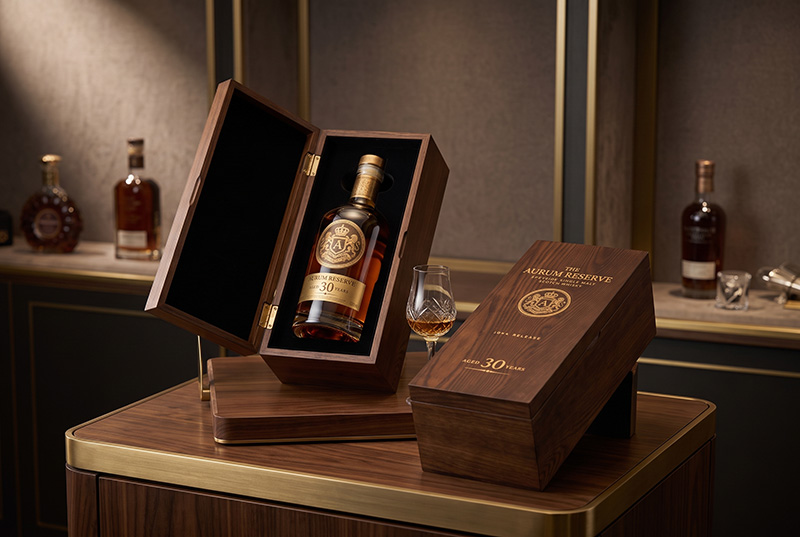 Configuração de bar premium apresentando caixas de presente de vinho de madeira escura personalizadas abertas e fechadas