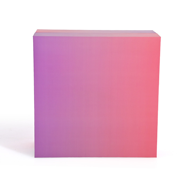 Vue avant d'un gradient rigide violet à rose Brothersbox couvercle carré et la base de la boîte d'emballage de parfum de luxe.