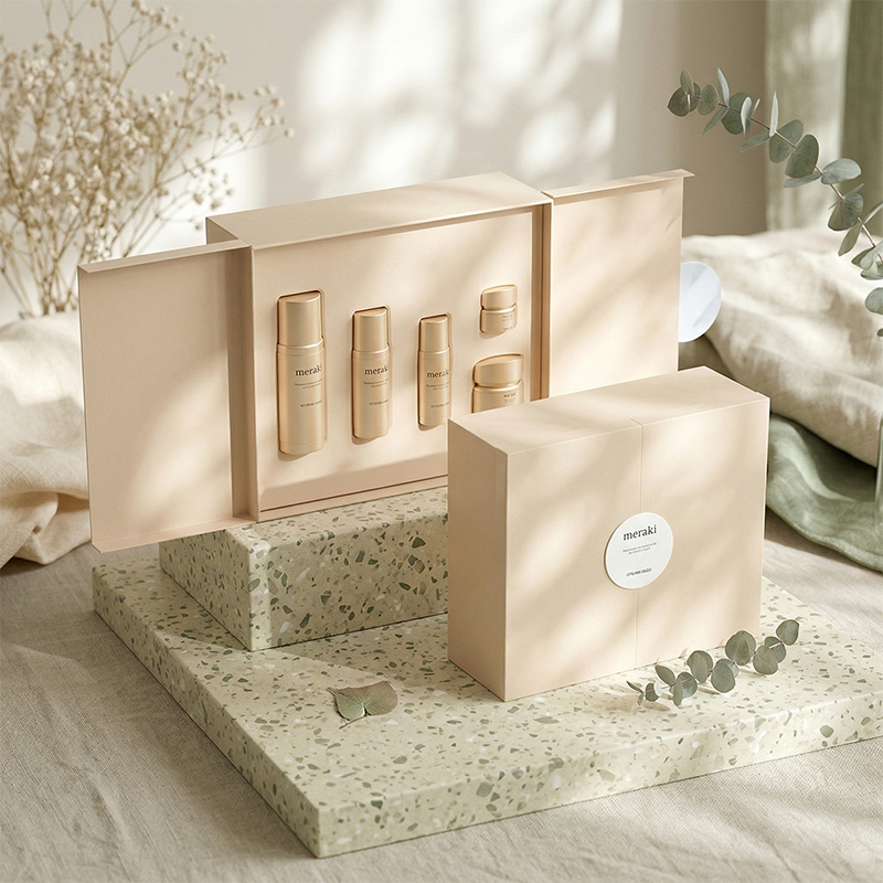 自然光のテラゾ石に表示されるスキンケア用のエレガントなカスタムクリームローションギフトボックス。