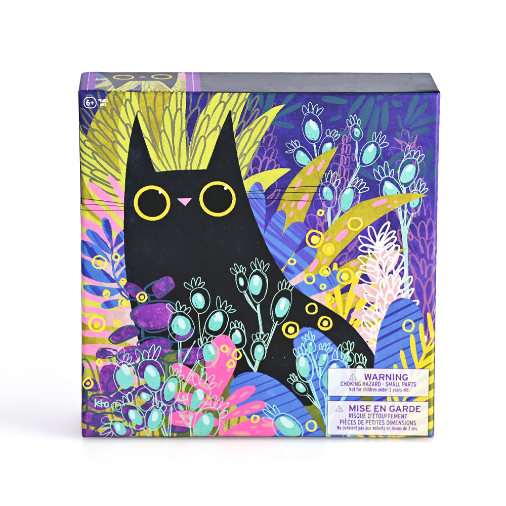 Brothersbox colorido rompecabezas para niños con un gato negro caprichoso en un vibrante jardín floral.