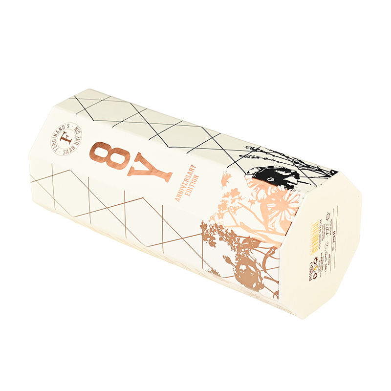 Abgewinkelte Präsentation einer geschlossenen achteckigen, starren Papier röhren-Wein verpackungs box, die von Brothers box entworfen wurde.