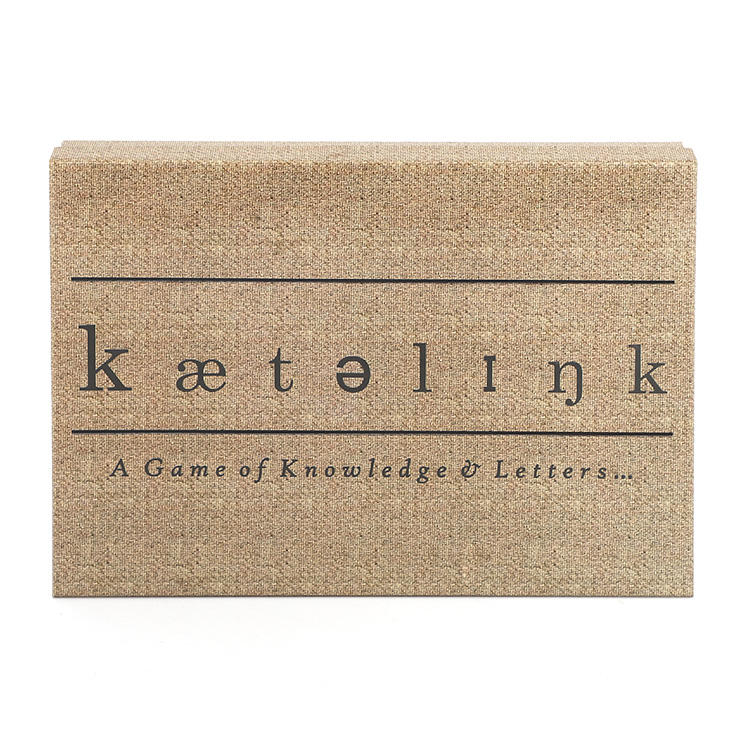 Embalagem de jogo de tabuleiro estética minimalista para "A Game of Knowledge & Letters".