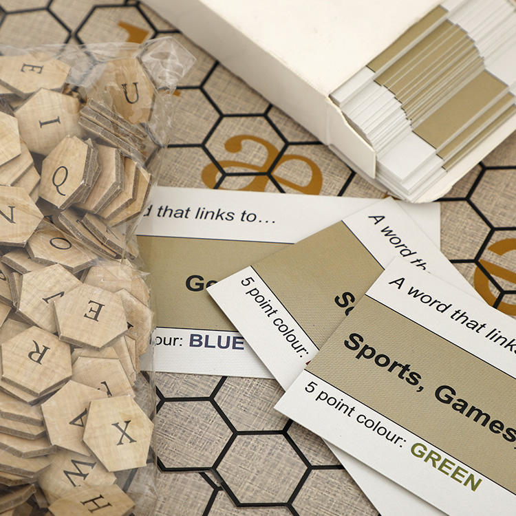 Close-up de alta qualidade personalizado impresso trivia cartões e alfabeto de madeira hex peças.