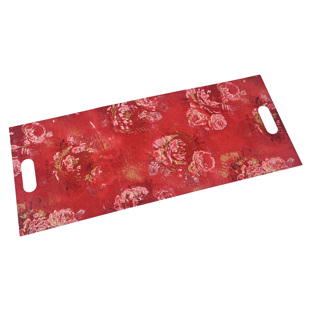 持ち運び性を示す組み立て前の平らな赤い花柄のギフトボックス。