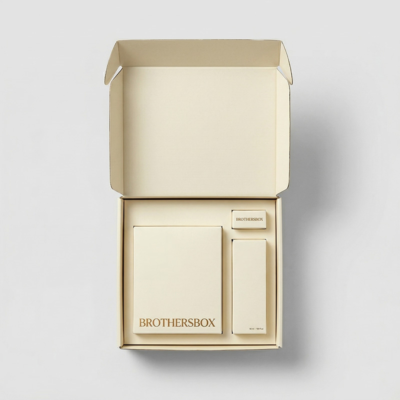 Top-Down-Ansicht einer offenen minimalist ischen Haarpflege-Geschenk box mit benutzer definierten Einsätzen von Brothers box.