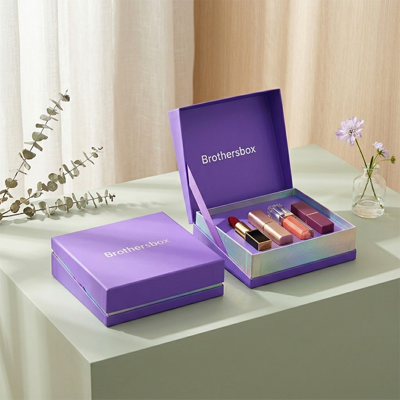 하이엔드 홀로그래픽 퍼플 립스틱 기프트 박스 세트로, 럭셔리 골드 엠보싱 처리된 립스틱 4종 구성.