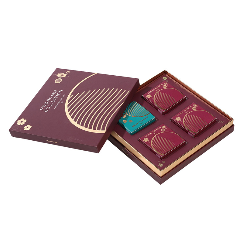 Abra a caixa de presente de embalagem de mooncake tradicional vermelho profundo revelando uma bandeja interna de ouro personalizada com quatro caixas individuais.