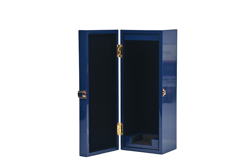 Vista frontal simétrica da caixa de presente de vinho de madeira lacada azul totalmente aberta, exibindo as dobradiças douradas e o interior preto protetor com inserções seguras. Embalagem Brothersbox.