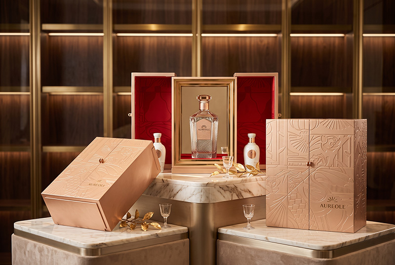 Coffrets de luxe en bois rose-or vin affiché sur les comptoirs en marbre avec carafe en cristal et verres de dégustation