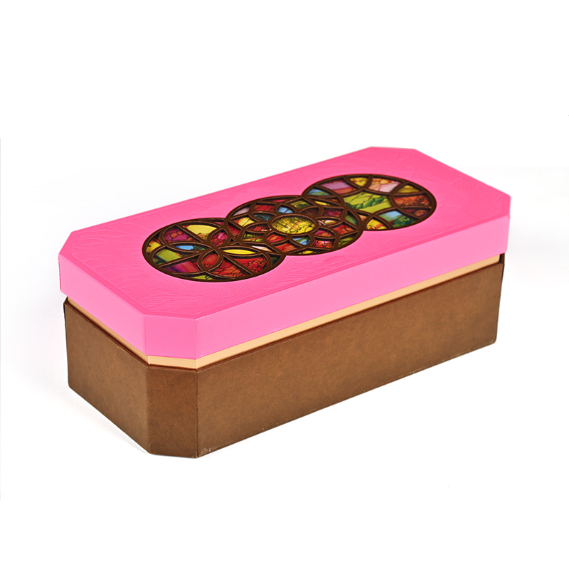 Von oben nach unten abgewinkelte Ansicht unter Hervorhebung des geometrischen Blumen ausschnitts auf einer luxuriösen rosa-braunen Mooncake-Schachtel.