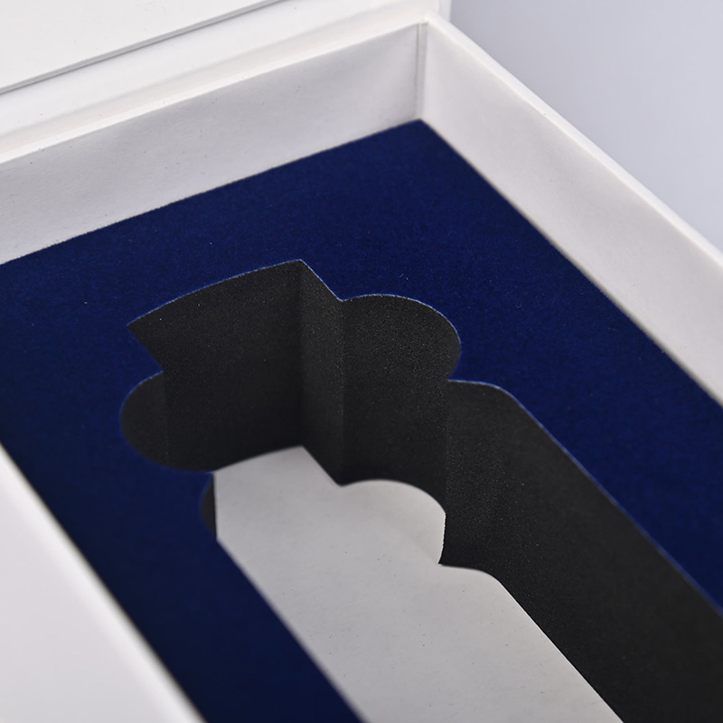 Texture and quality of the navy blue velvet-effect lining.
