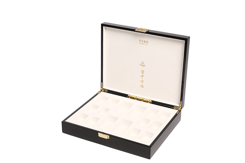 Caixa de presente de madeira preta premium com logotipo interno de folha de ouro e slots de garrafa personalizados