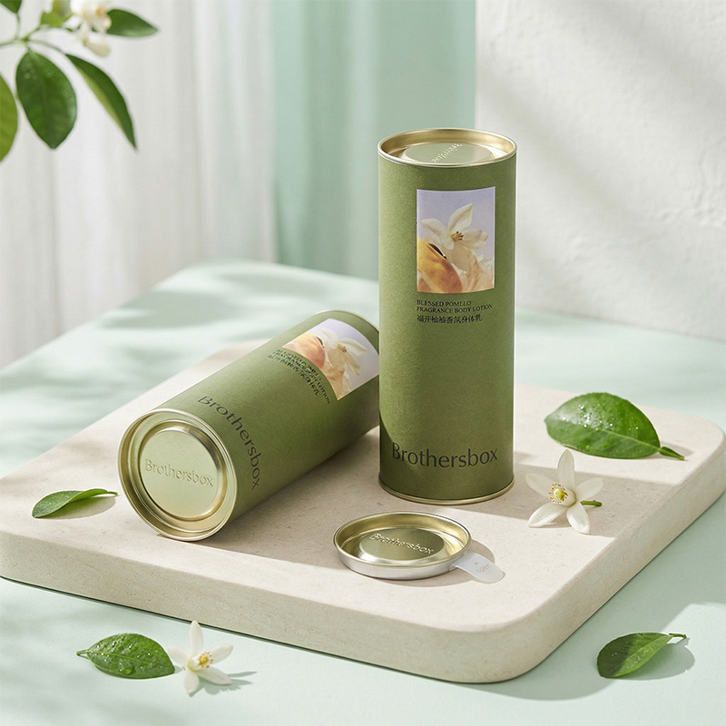 신선한 흰색 꽃과 녹색 잎으로 표시된 원통형 바디 로션 튜브 포장 상자