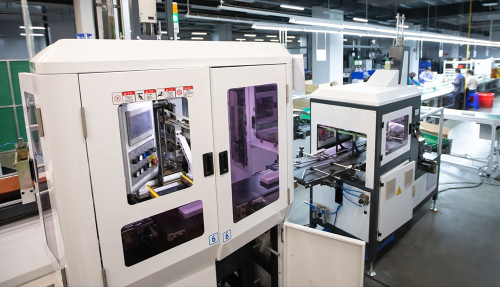 Opération de la ligne de production de boîtes en papier