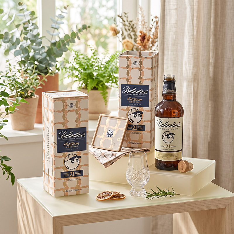 魅力的でスタイリッシュな家庭環境でのBrothersboxによるプレミアムスピリッツパッケージのプレゼンテーション。