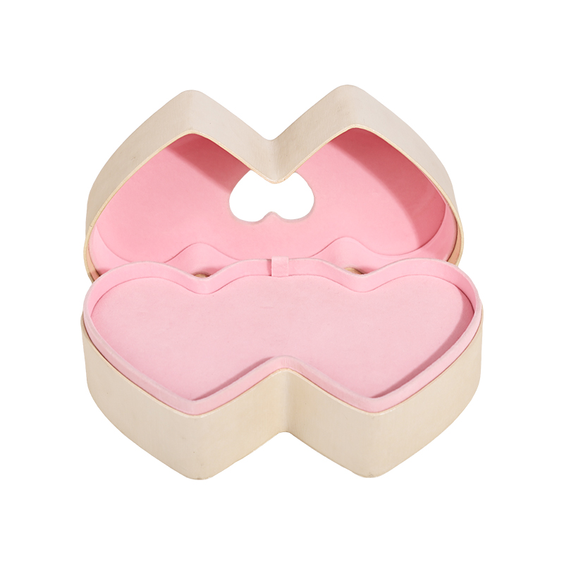 Caja de joyería superpuesta abierta en forma de doble corazón con forro de terciopelo rosa.