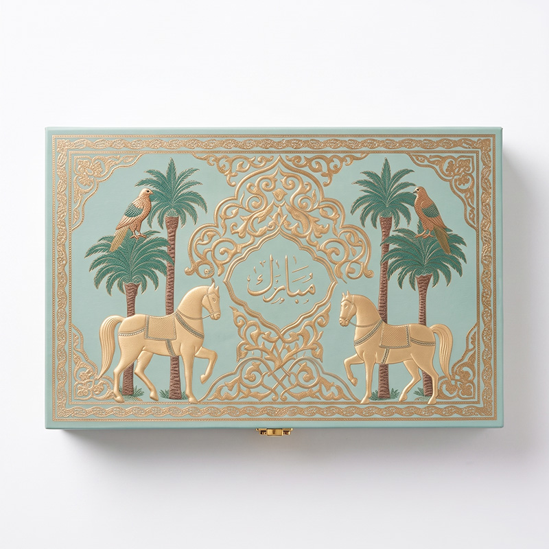 Überblick auf eine ästhetische hölzerne Geschenkbox aus dem Nahen Osten mit goldgeprägtem Pferde- und Palmenmotiv.