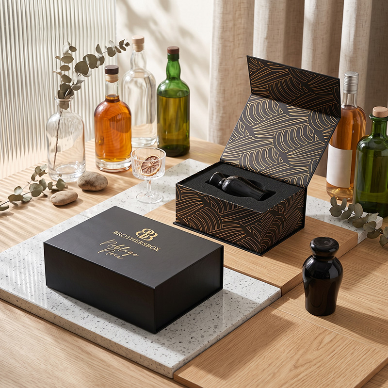 Foto de estilo de vida de caixas de vinho personalizadas Brothersbox em uma mesa decorada.