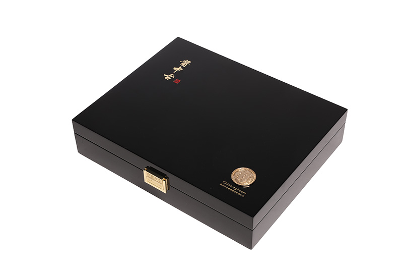Caixa de armazenamento de espírito de madeira laqueada preta personalizada com detalhes de hardware de ouro