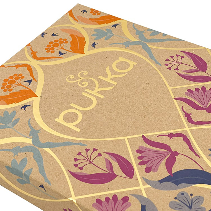 Close-up de design de logotipo de folha de ouro em uma caixa de chá de papel kraft impresso personalizado.
