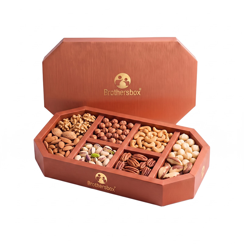 Elegante achteckige Geschenk box für Trocken früchte mit Papp teilern, gefüllt mit Gourmet-Nüssen.