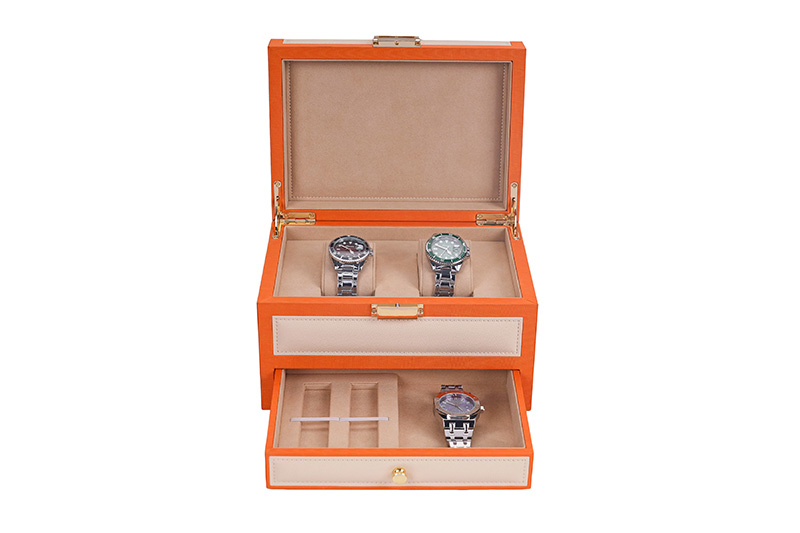 Vista frontal de la caja de reloj de cuero naranja abierta que muestra los relojes para hombre en cojines suaves