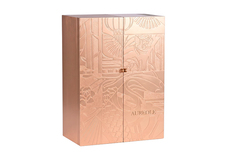 Premium custom rose-gold wine packaging lying flat to display center metal clasp