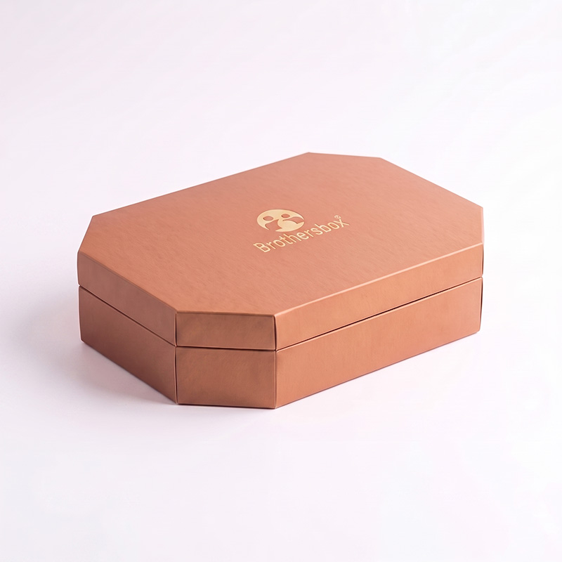Abgewinkelte Ansicht von leeren geschlossenen achteckigen Karton Geschenk box für Trocken früchte.