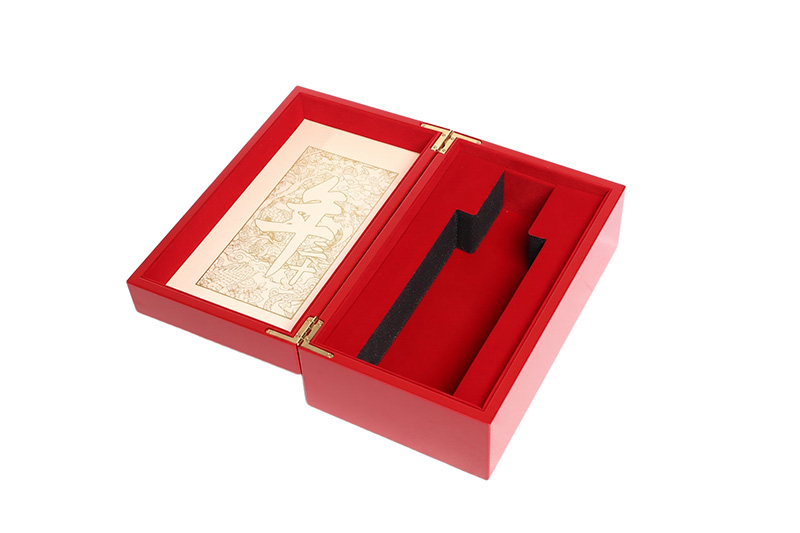 Recorte de botella personalizado dentro de una caja de regalo de madera roja premium