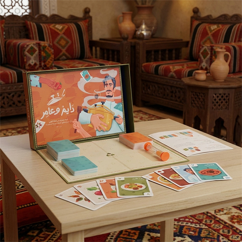 مجموعة ألعاب الطاولة العائلية العربية على طاولة خشبية في غرفة المعيشة التقليدية في الشرق الأوسط.