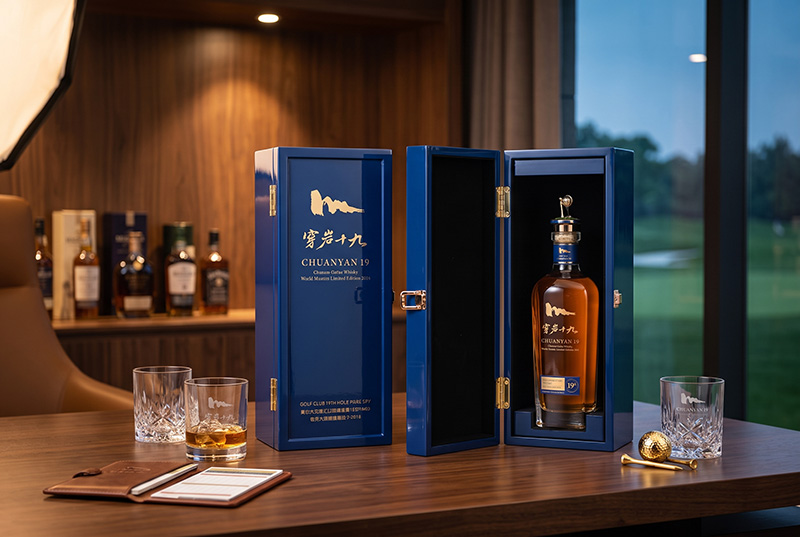 Caixa de presente de vinho de madeira de luxo exibindo garrafa e vidros de cristal combinando, configurada para uma apresentação de presente corporativa premium.