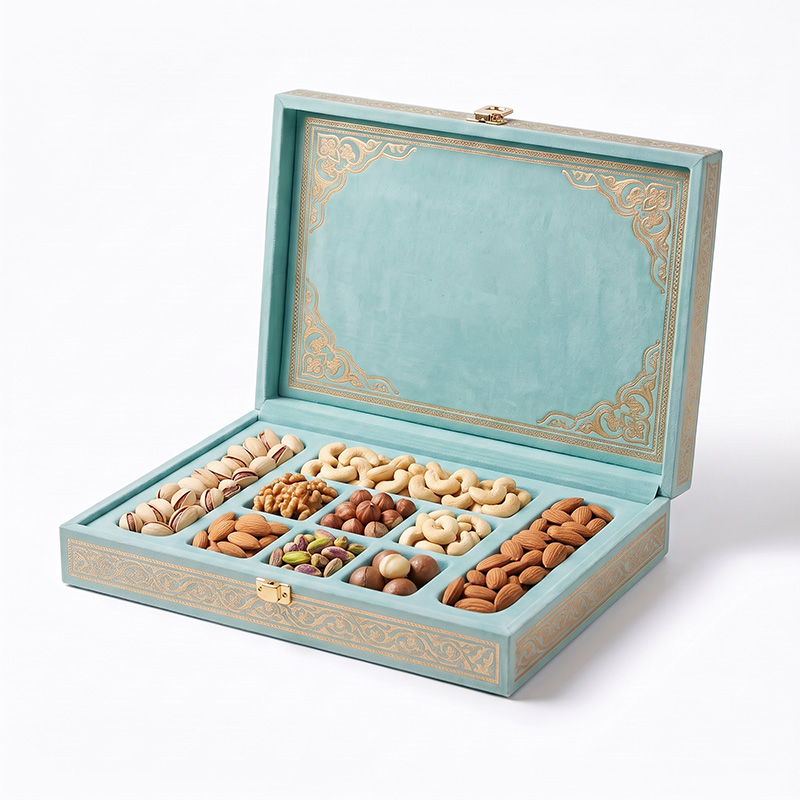 Individuell gestaltete hölzerne Geschenkbox für Trockenfrüchte in Hellblau mit Goldrand, gefüllt mit einer Auswahl an Nüssen.