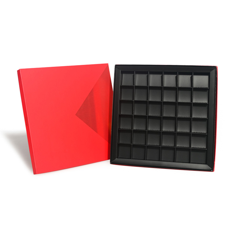 Caja de regalo cuadrada roja rígida de trufa de chocolate con inserción de rejilla negra de 36 compartimentos.