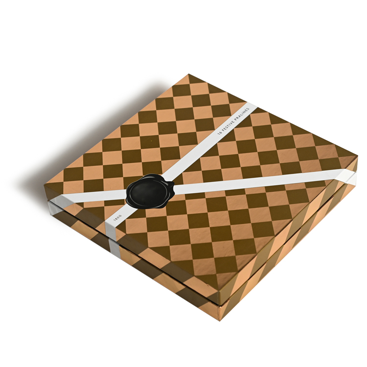 Boîte d'emballage de chocolat carrée en damier doré et brun fermée avec motif de sceau de cire