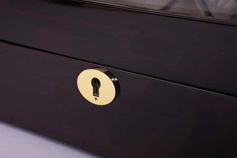 the keyhole of watch winder box