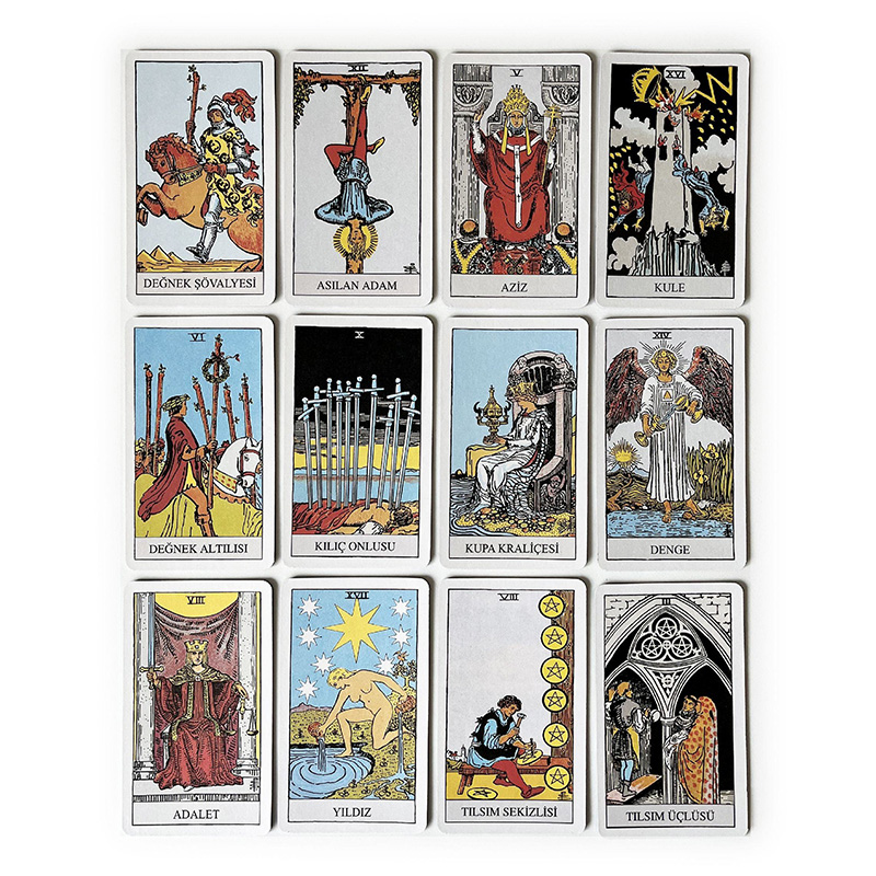 Primer plano de cartas del tarot, incluido el caballero de varitas, El ahorcado, El Hierofante y la torre en turco.