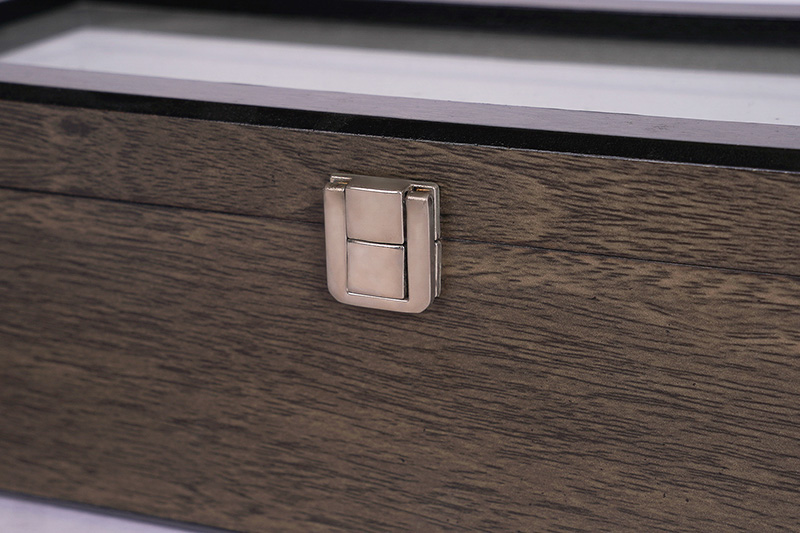 the metal clasp of watch case