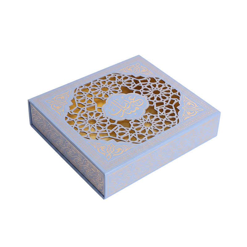 Vista angular da caixa de presente Eid Mubarak personalizada de luxo com intrincada capa cortada a laser e cortada