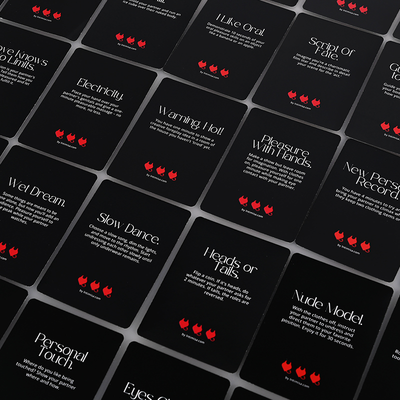 大人の親密なカードゲームの印刷のためのサンプルプロンプト