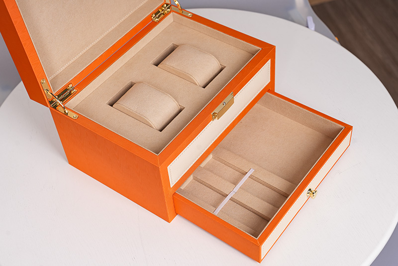 Vista detallada de terciopelo beige interior y cojines suaves vacíos en una caja de reloj de doble capa