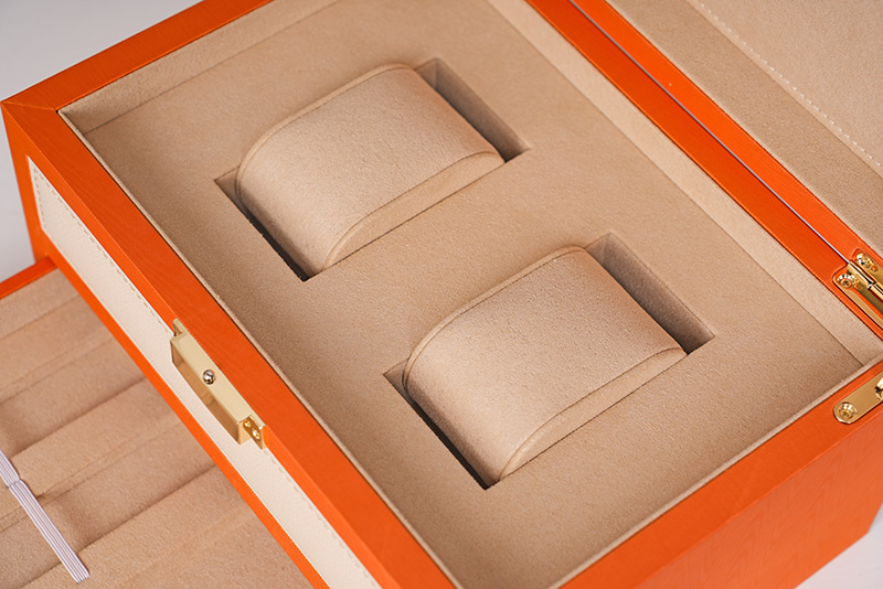 Close-up de cojines protectores blandos de primera calidad dentro de la caja del reloj de cuero de la Brothersbox
