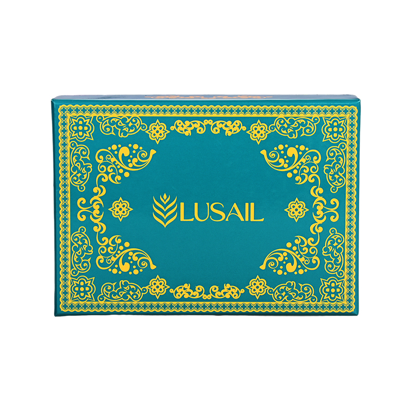 Diseño de naipes moderno inspirado en el arte islámico con contraste dorado sobre verde azulado para regalos de lujo.