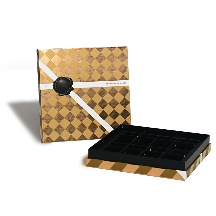 Boîte de chocolat en damier doré ouverte avec 16 compartiments vides par Brothersbox