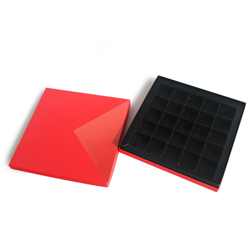 Caja de chocolate rígida cuadrada vacía que muestra el inserto de rejilla multicompartimento negro y la tapa roja.