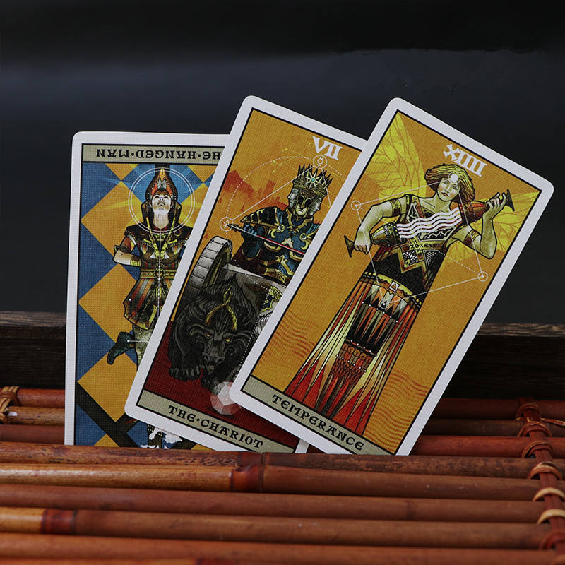 Colección de tarjetas de tarot personalizadas estilizadas con varias ilustraciones artísticas y bordes dorados.