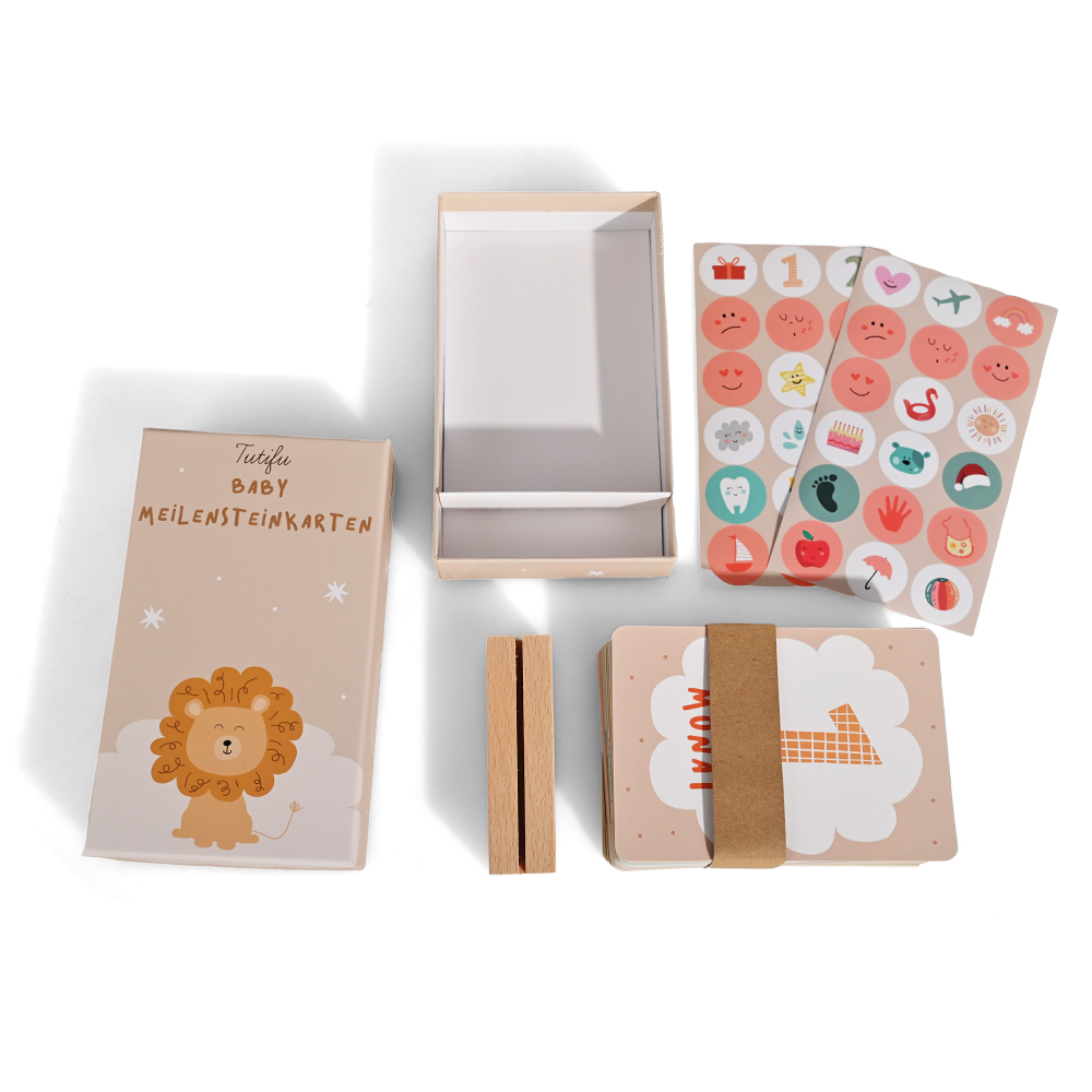 木制のスタンドやステッカーを含む赤ちゃんのマイルストーンカードのフルセット。