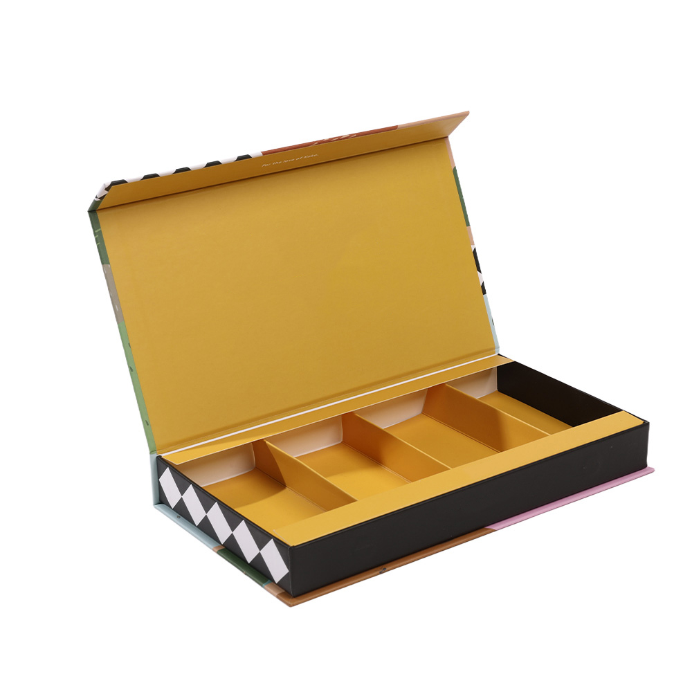 Maßgefertigte Verpackungsbox für Schokolade aus stabilem Karton mit individuell angefertigten Papptrennwänden und einer personalisierten Storytelling-Prägung auf dem Innenboden – direkt ab Werk von Brothersbox.