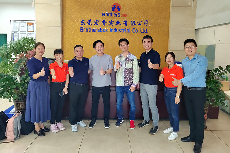 Une visite d’un important client japonais à l’usine de Brothersbox
